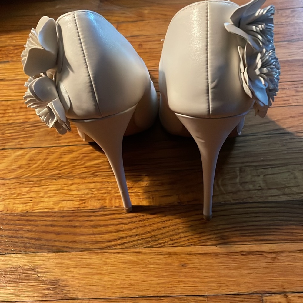 True Decadence flower embellishment classic pump - Picture 5 of 10